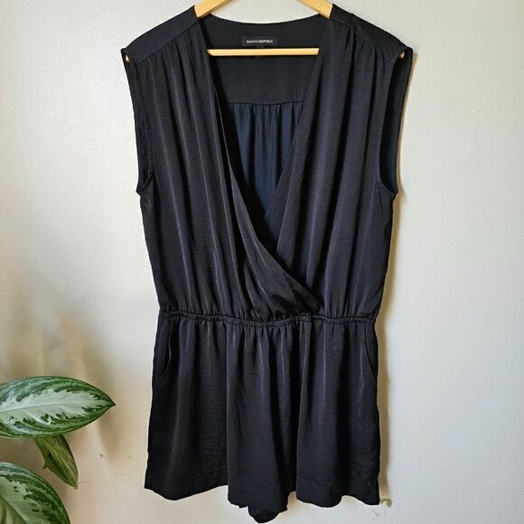 EUC BANANA REPUBLIC BLACK SATIN FEEL SLEEVELESS SURPLICE V NECK TOP ROMPER SZ 14 - Picture 1 of 16
